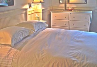 The Bigelow Suite - This beautiful historical Seattle home with large guest suite sits on the top of Queen Anne Hill.  Fabulous location with a great walkscore!  Available for nightly, weekly and monthly stays.