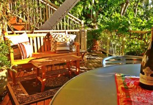Elliott Bay View Suite - OPEN FEB. 9 - 19th!! This is a one-of-a-kind Seattle Bed and Breakfast! Private, furnished studio apartment in Seattle with 180 degree views of Elliott Bay and the Cascade Mountains on Seattle's popular Queen Anne Hill.