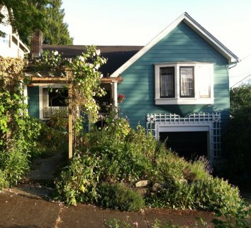 Charming Room at the Magnolia Cottage - Adorable and budget friendly Seattle B&B. Within walking distance of Magnolia village, restaurants - a terrific value for a single traveler!