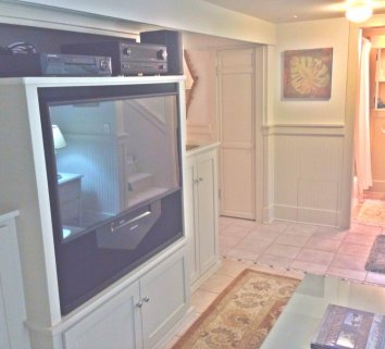 The Bigelow Suite - This beautiful historical Seattle home with large guest suite sits on the top of Queen Anne Hill.  Fabulous location with a great walkscore!  Available for monthly stays too!