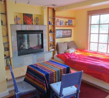 Carkeek Retreat - This custom cottage was designed by its' architect owner.  This retreat is near Carkeek Park but also has easy access to highways and public transportation.  Fireplace, patio, BBQ and jetted tub!