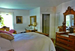 Capitol Hill Bed and Breakfast - Beautiful bed and breakfast located in the heart of one of Seattle's hottest neighborhoods.
