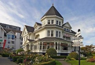 Gatsby Mansion - This Inn is a magnificent Victorian heritage inn located in the heart of Belleville Park on Victoria's scenic Inner Harbour.  This masterpiece is at once imposing, graceful, warm, and inviting.  The entire property is a showcase of Victorian tradition, with elegant gardens, twinkling chandeliers, st