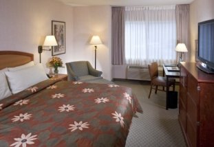 University Village Inn - Clean, comfortable hotel within walking distance of several shops, restaurants and the University of Washington.  Guests enjoy the access to the indoor pool and fitness center as well as free breakfast, internet and parking....