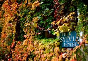 The Sylvia - Many rooms and suites feature views of Stanley Park or English Bay.  All rooms have phones, cable TV, some rooms and suites have kitchens....
