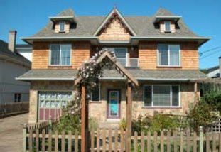 Government Street Estate - Fabulous vacation rental perfect for any gathering.  Easy walking distance from downtown Victoria, government buildings and the harbour.  Take the Victoria Clipper to Victoria and then simply walk to  your vacation home!