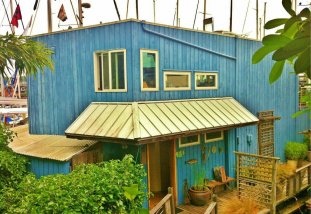 Lake Union Floating Home - SEPTEMBER 2016 DATES STILL AVAILABLE! Enjoy truly breathtaking views of Lake Union including landing sea planes, kayaks, duck races and a front row seat to the 4th of July fireworks barge.  Two stories with 180 degree views of Seattle!
