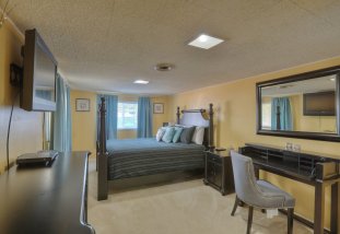 The SeaTac Gem - Beautiful private and secluded single family home that's close to everything!  TONS of amenities!