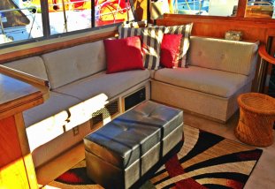Inn Agua Houseboat - This is a one of a kind houseboat on Lake Union in a marina. Enjoy two decks with an unobstructed views of the Space Needle, downtown Seattle, Gasworks Park and Capitol Hill. 2 Bedrooms / 2 Bathrooms!