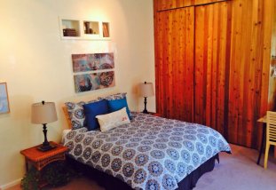 The Peaceful Seattle Studio - Private and convenient studio vacation rental.  Free parking, WIFI, private entrance and bath.  On bus line with easy access to the Space Needle, downtown and most Seattle attractions.  Fabulous neighborhood!