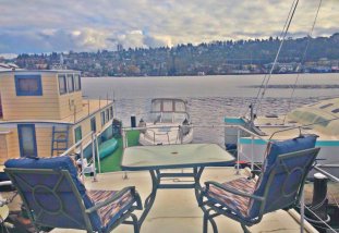 Spindrift Cruise Home - Available for monthly bookings only. Lovely houseboat on Lake Union with full sized bed, kitchen, eating area and bath.  Rooftop deck.  Small with a thoughtful layout and fabulous location!