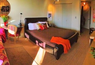 Elliott Bay View Suite - This is a one-of-a-kind Seattle Bed and Breakfast! Private, furnished studio apartment in Seattle with 180 degree views of Elliott Bay and the Cascade Mountains on Seattle's popular Queen Anne Hill.